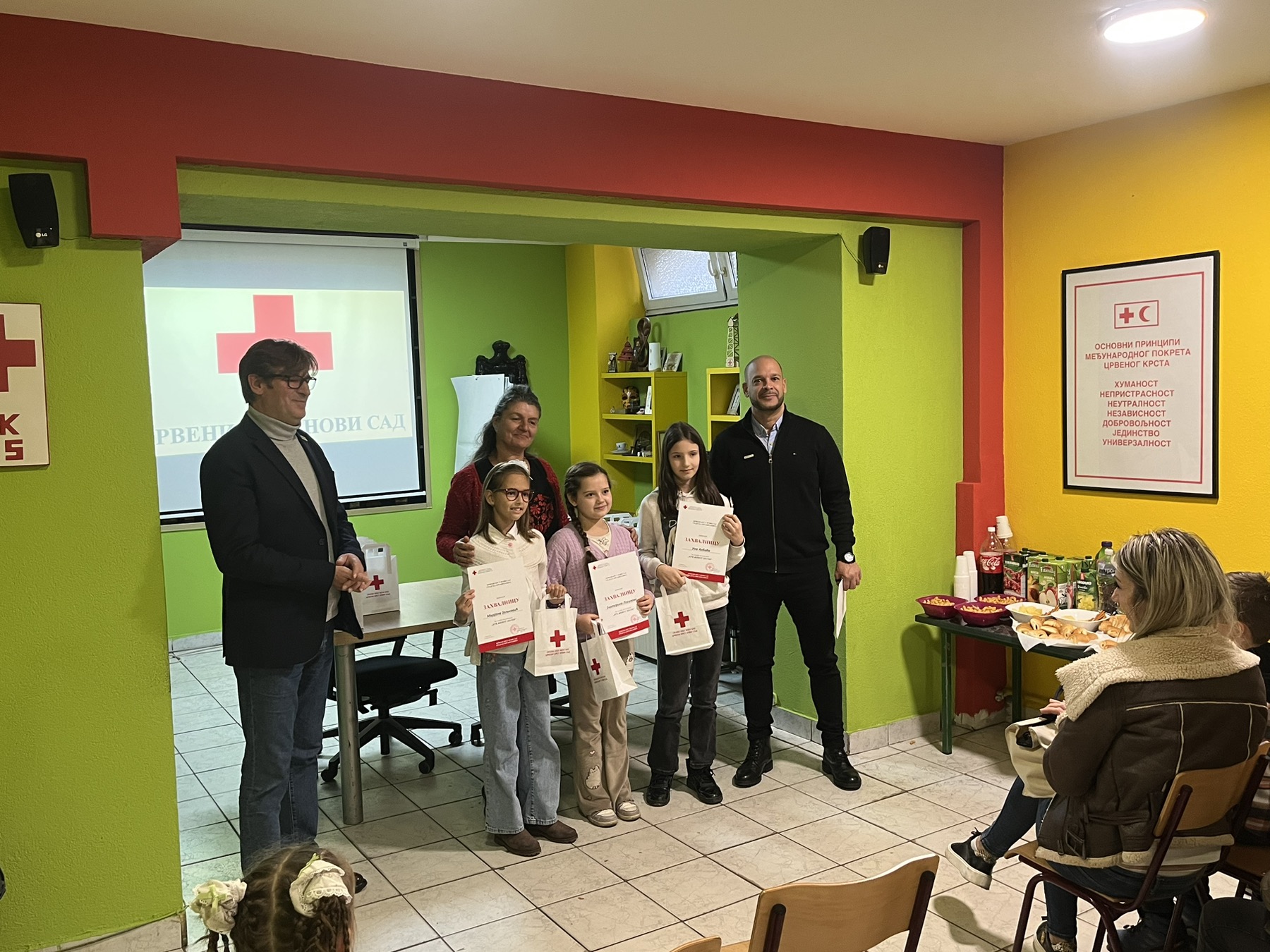 CKNS uciteljica Vera sa djacima